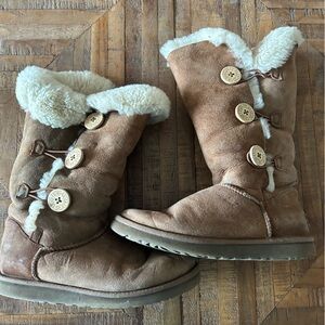 Uggs Bailey Buttons side 8 (fits 9)